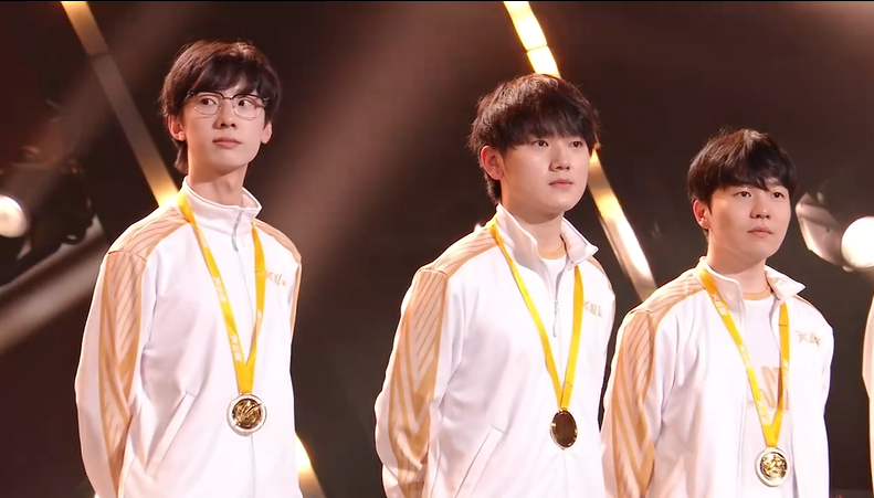 玩加电竞-Rookie回归赛场，赛事规则更新首场状态亮眼，西班牙队观众沸腾！的简单介绍