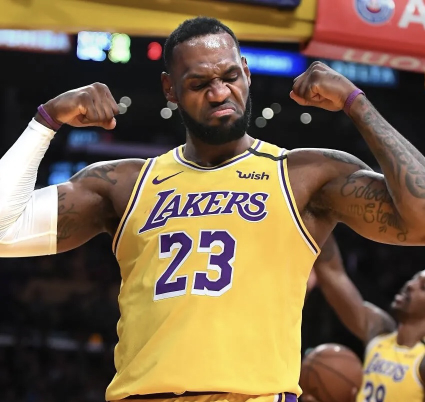 玩加电竞-包含詹姆斯连续十五场比赛得分超过连败，勇士挑战极限！的词条