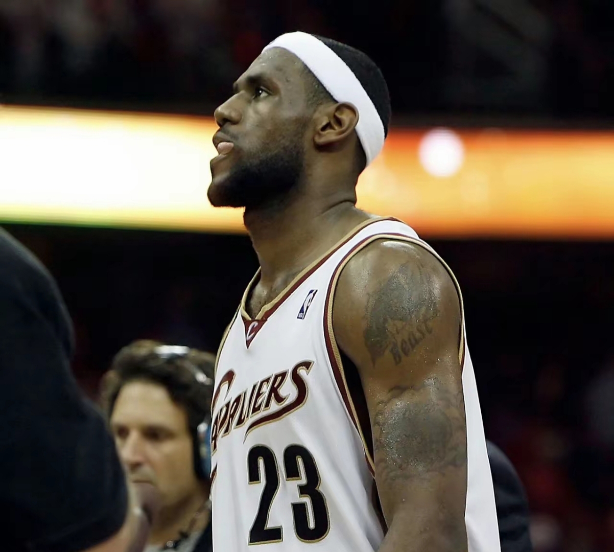 玩加电竞-包含詹姆斯连续十五场比赛得分超过连败，勇士挑战极限！的词条